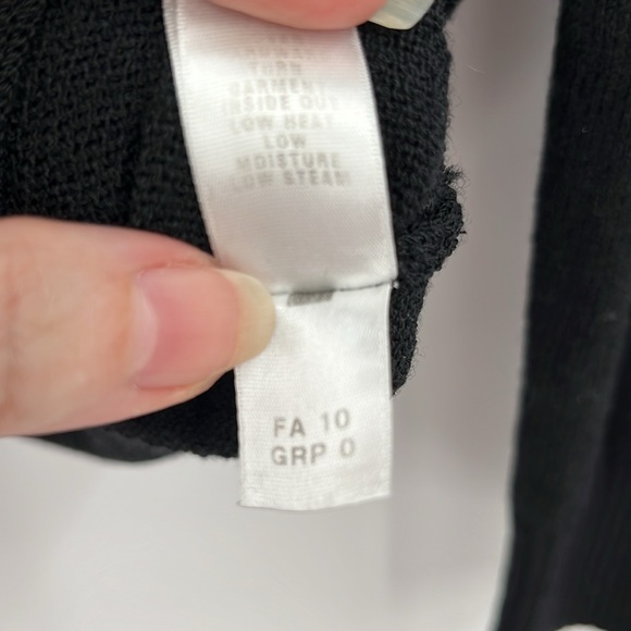 ST. JOHN CAVIAR - Like new Black V-neck Sweater Cardigan Santiago Knit: Medium - Picture 13 of 13